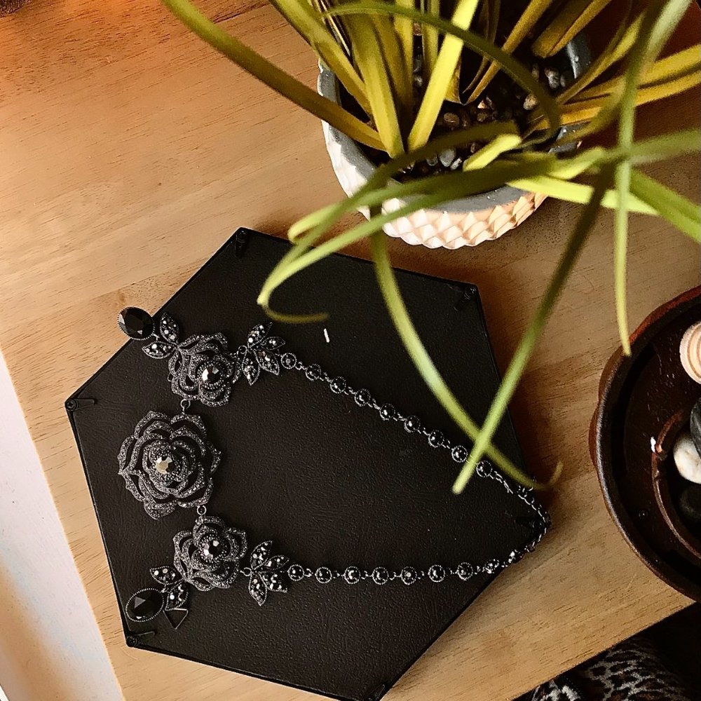 -Abstract dimmed crystal vibrant bold necklace